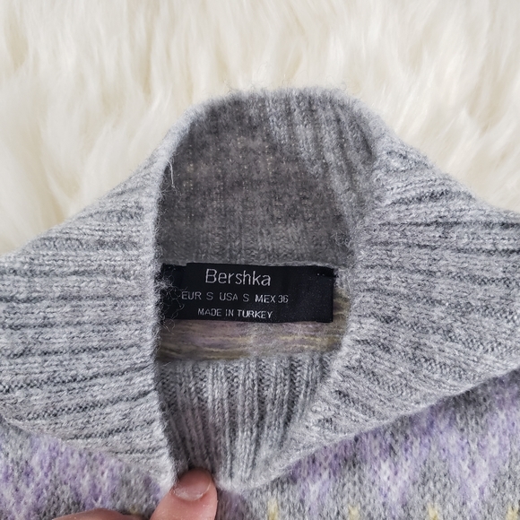 VGUC Berskha Mock Neck Argyle Patterned Pastel Gray Purple Sweater Size Small - Picture 7 of 13